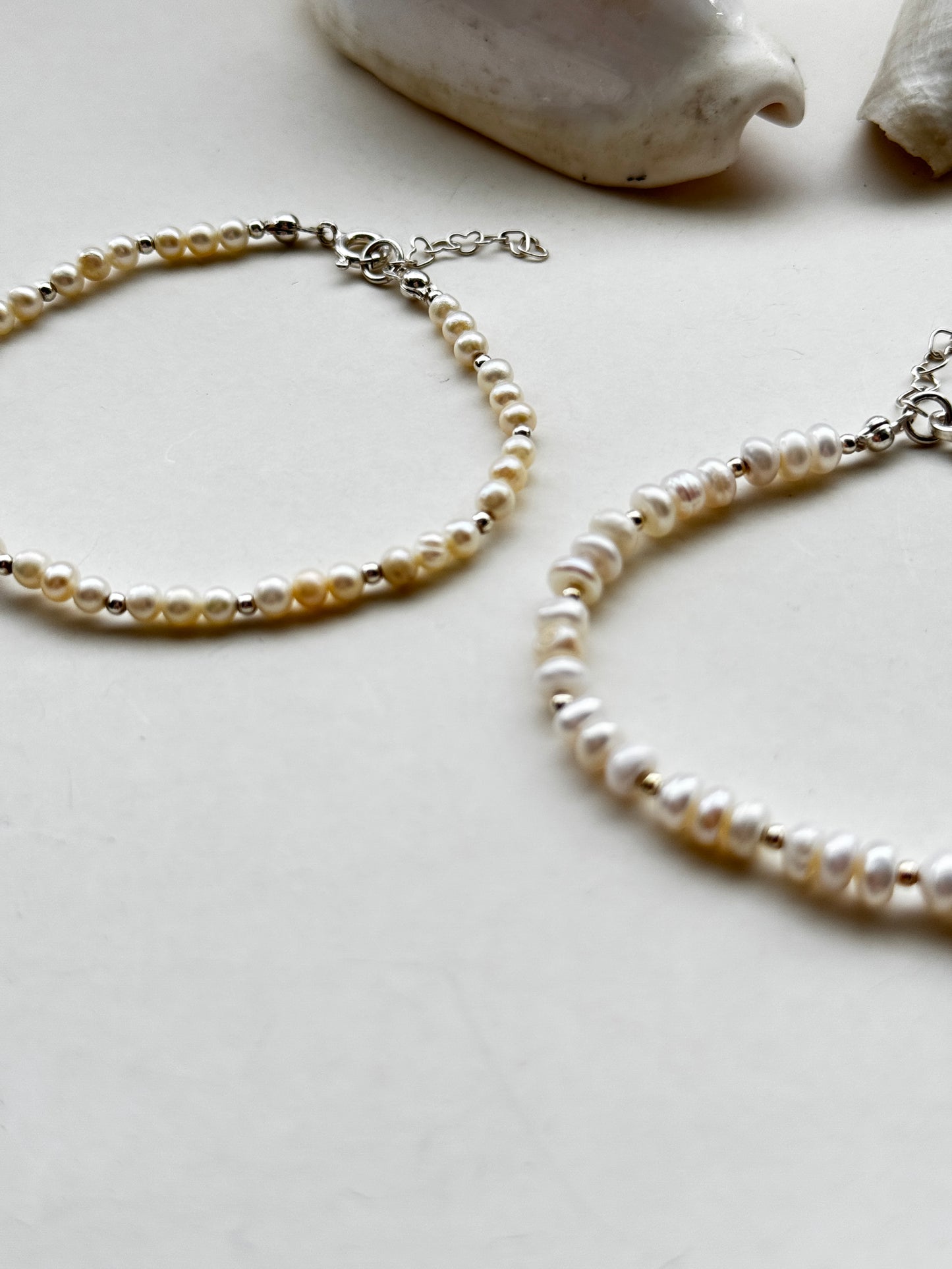 Pulsera Kö/ perlas de río blancas