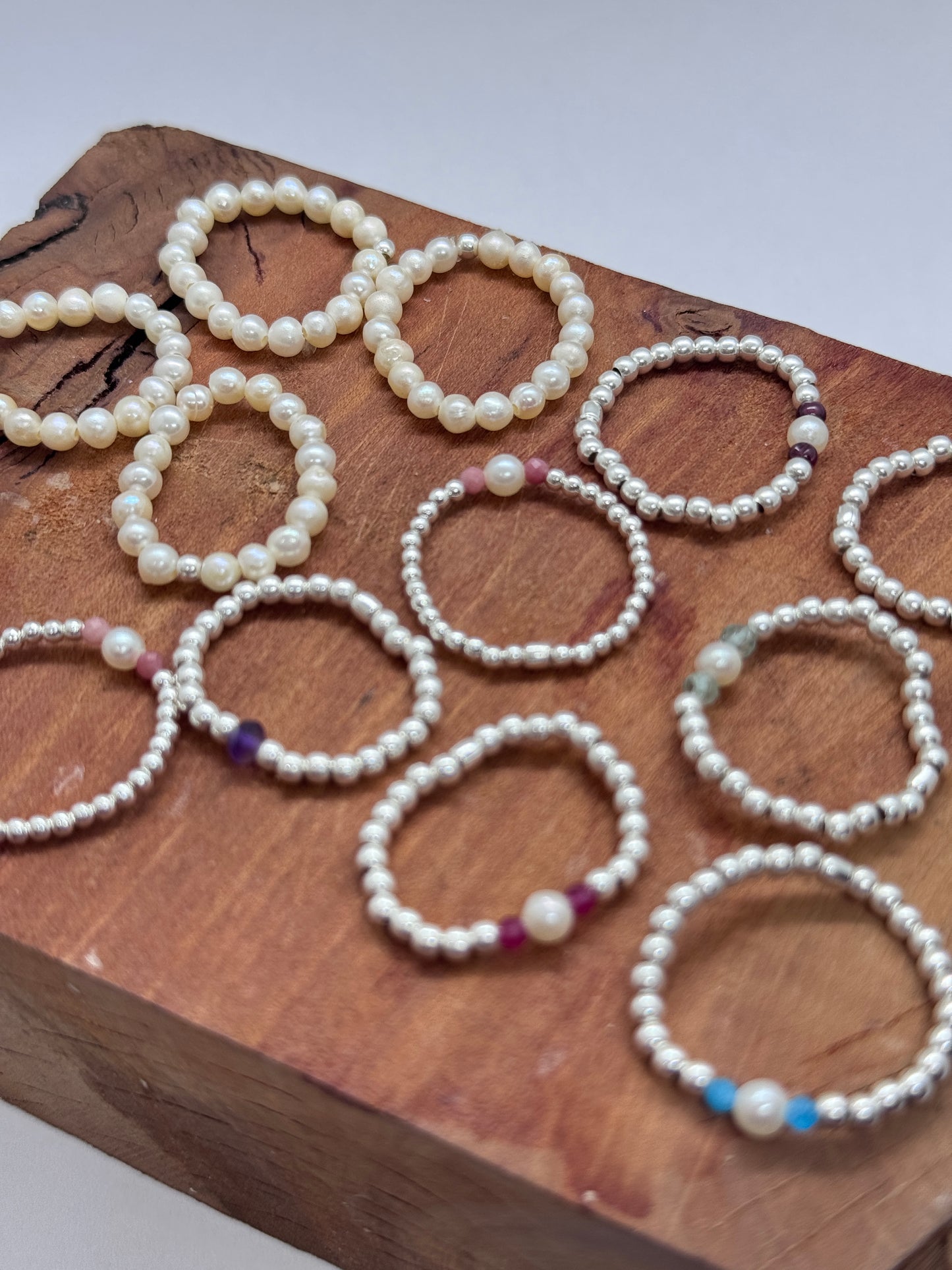 Anillo Fluir Perla de rio y granate