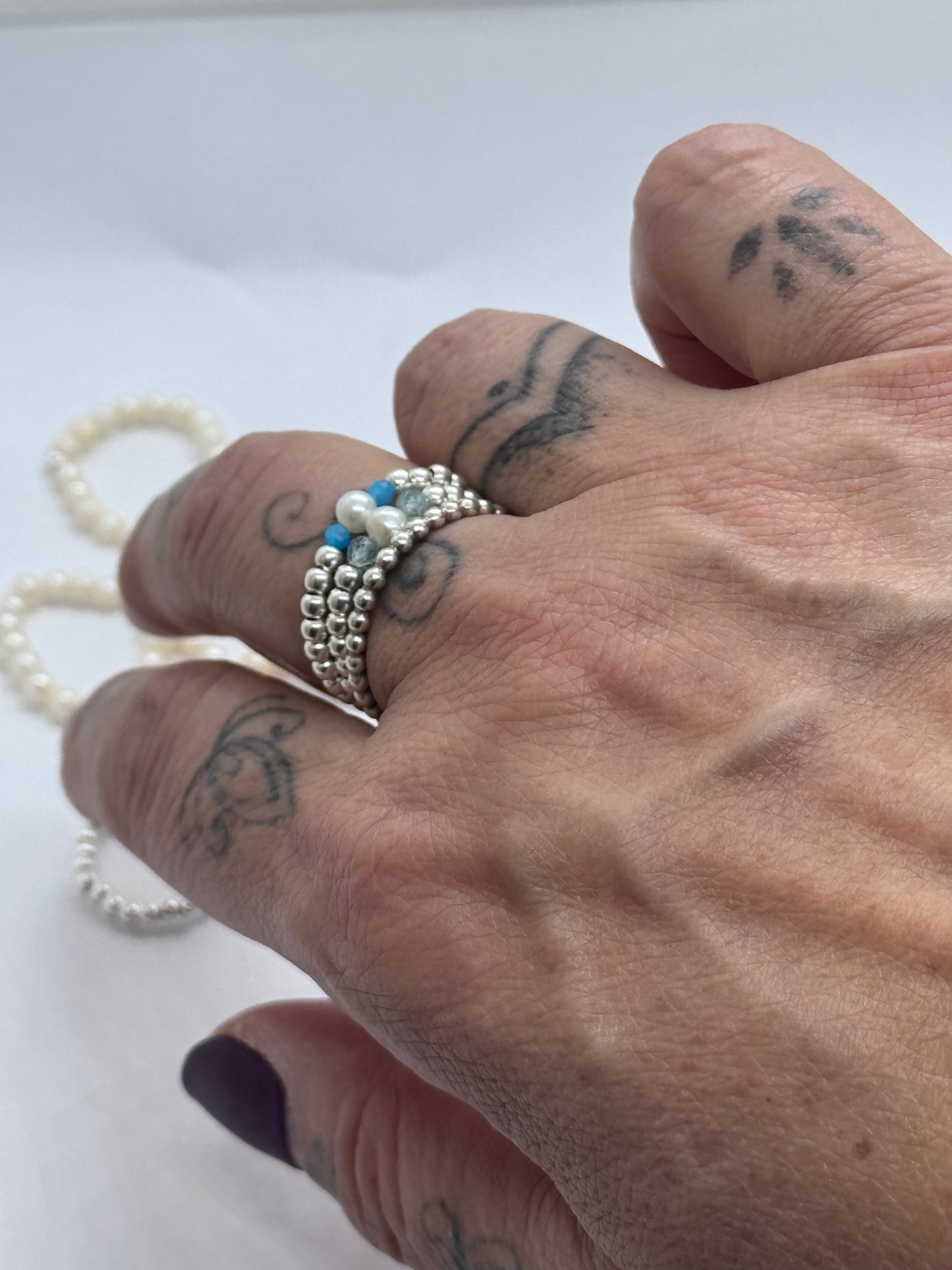 Anillo Fluir Perla de rio y granate