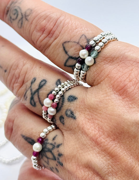 Anillo Fluir Perla de rio y granate