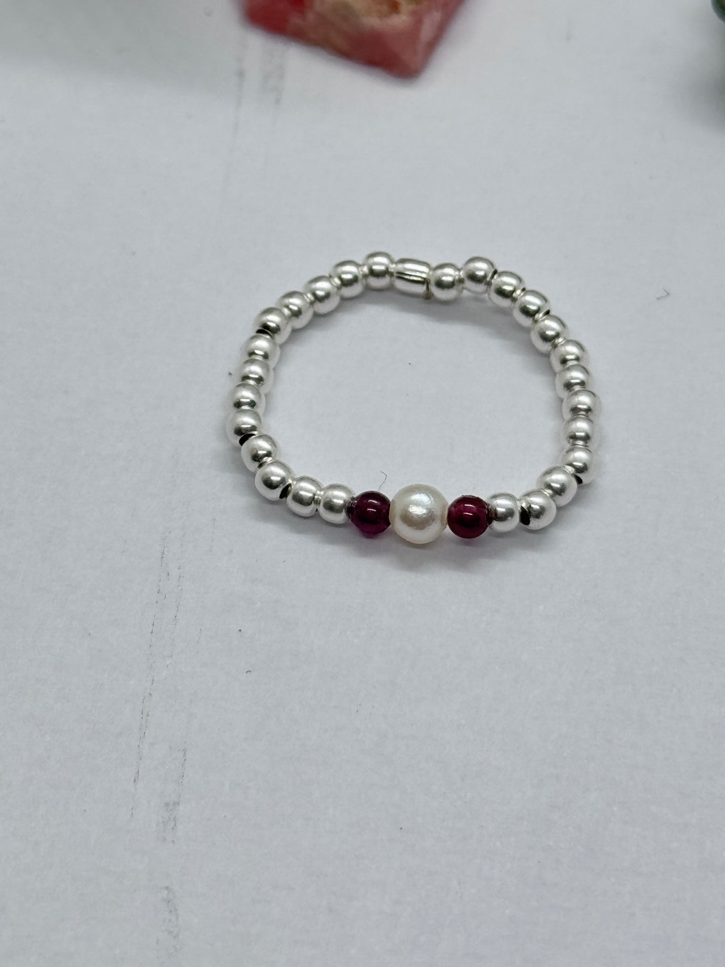 Anillo Fluir Perla de rio y granate