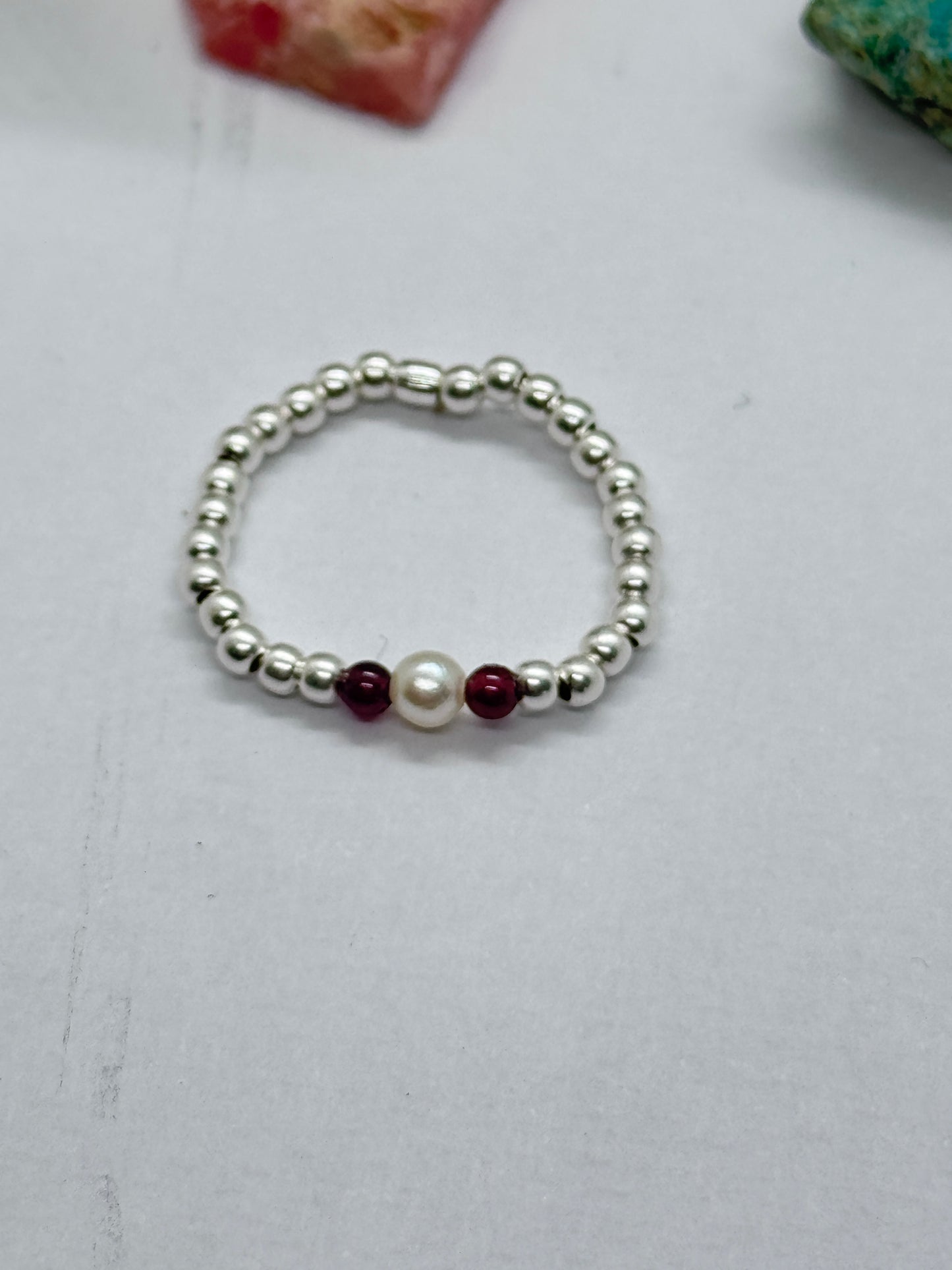 Anillo Fluir Perla de rio y granate