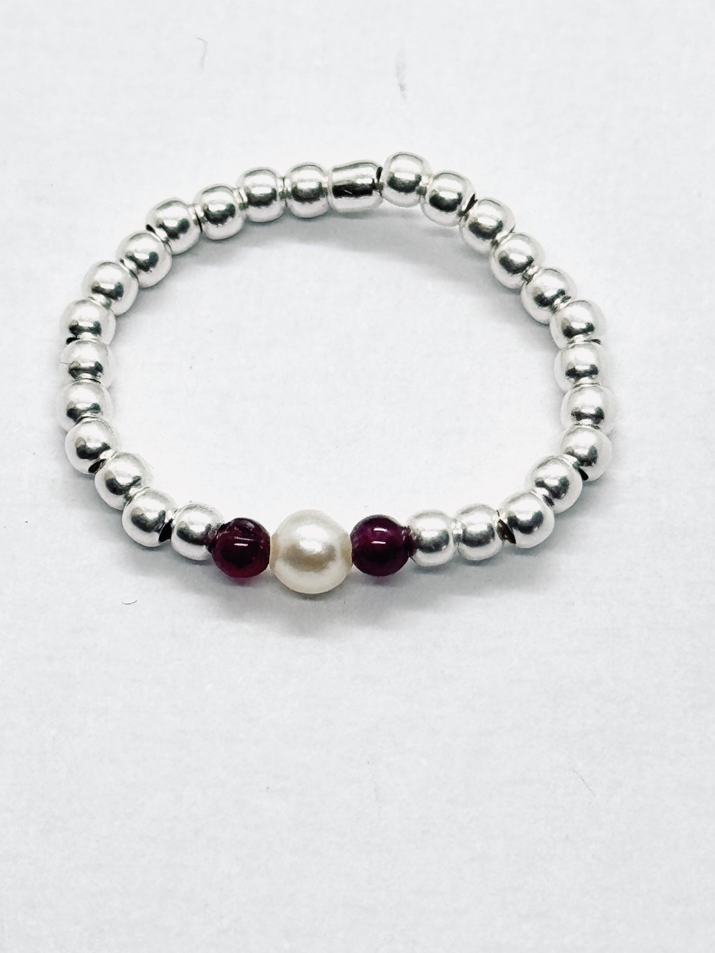 Anillo Fluir Perla de rio y granate