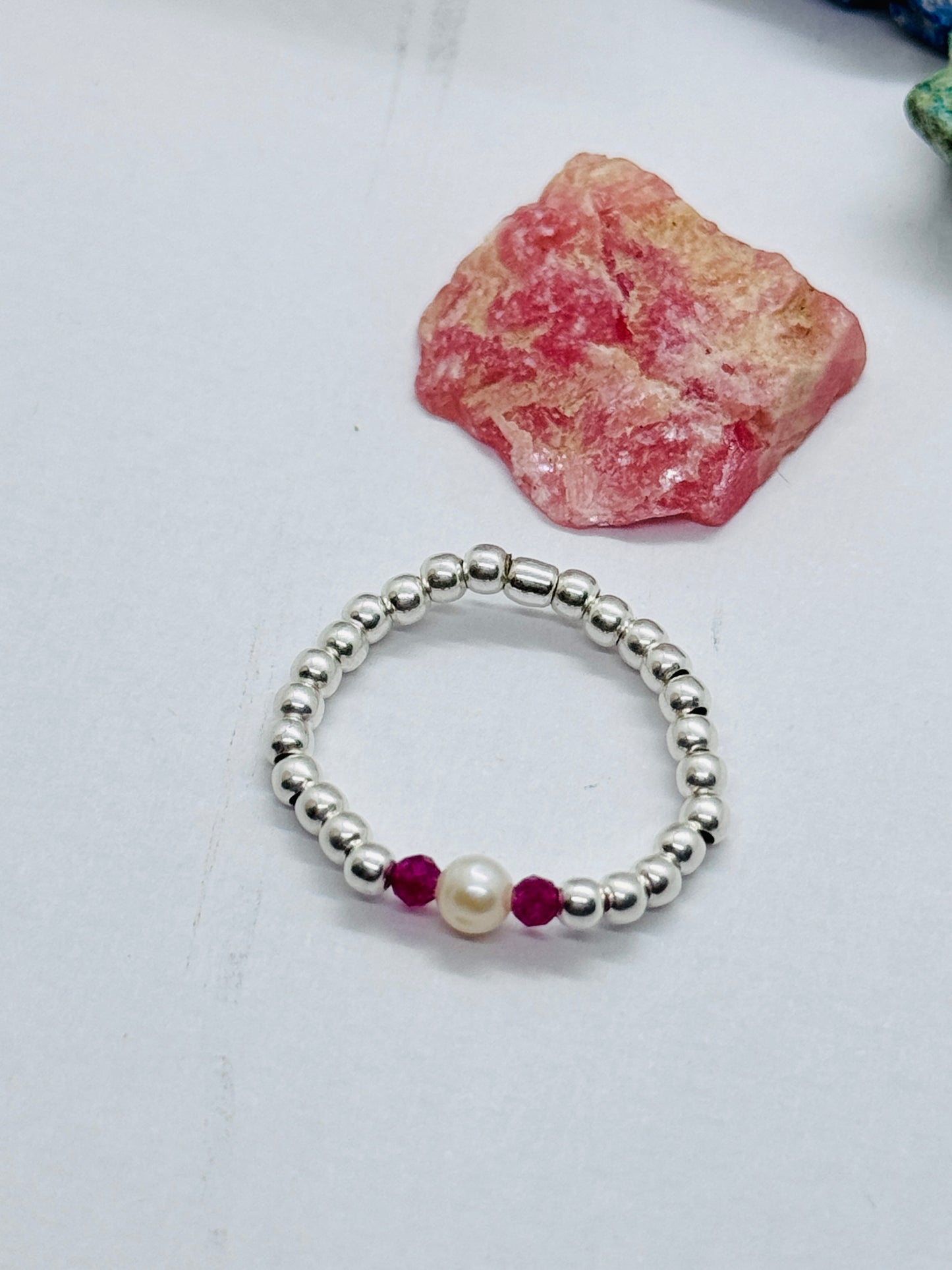 Anillo Fluir Perla de rio y granate