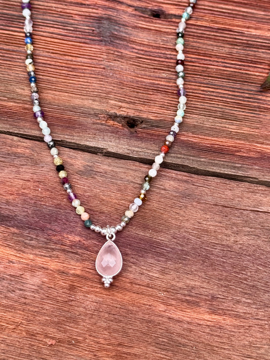 Collar Fluir Cuarzo Rosa