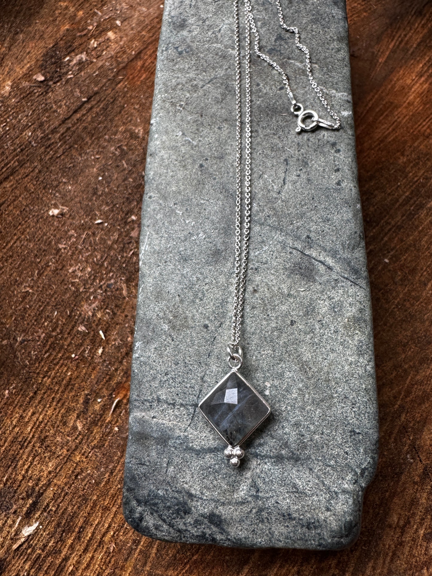 Cadenas Fluir (piedra luna, cuarzo rosa, labradorita)