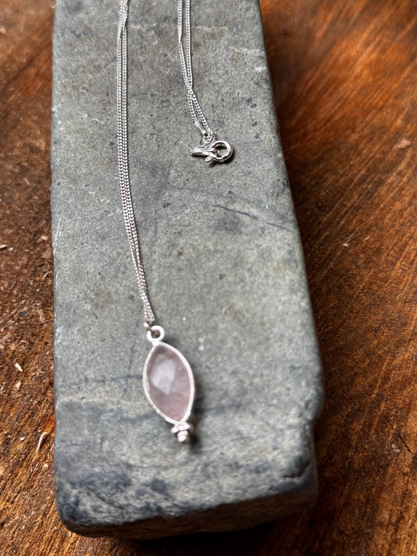 Cadenas Fluir (piedra luna, cuarzo rosa, labradorita)