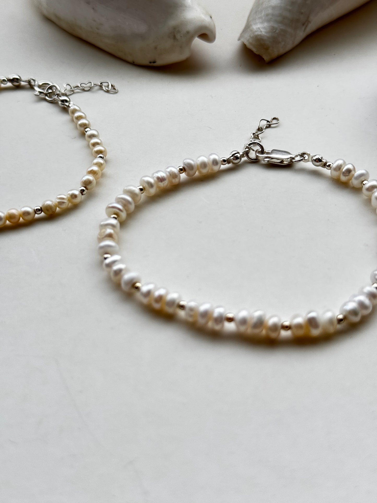 Pulsera Kö/ perlas de río blancas