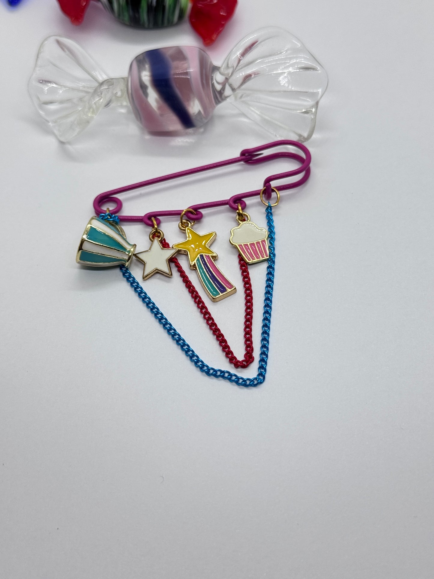 Prende tu estilo con los nuevos Prendedores Kal