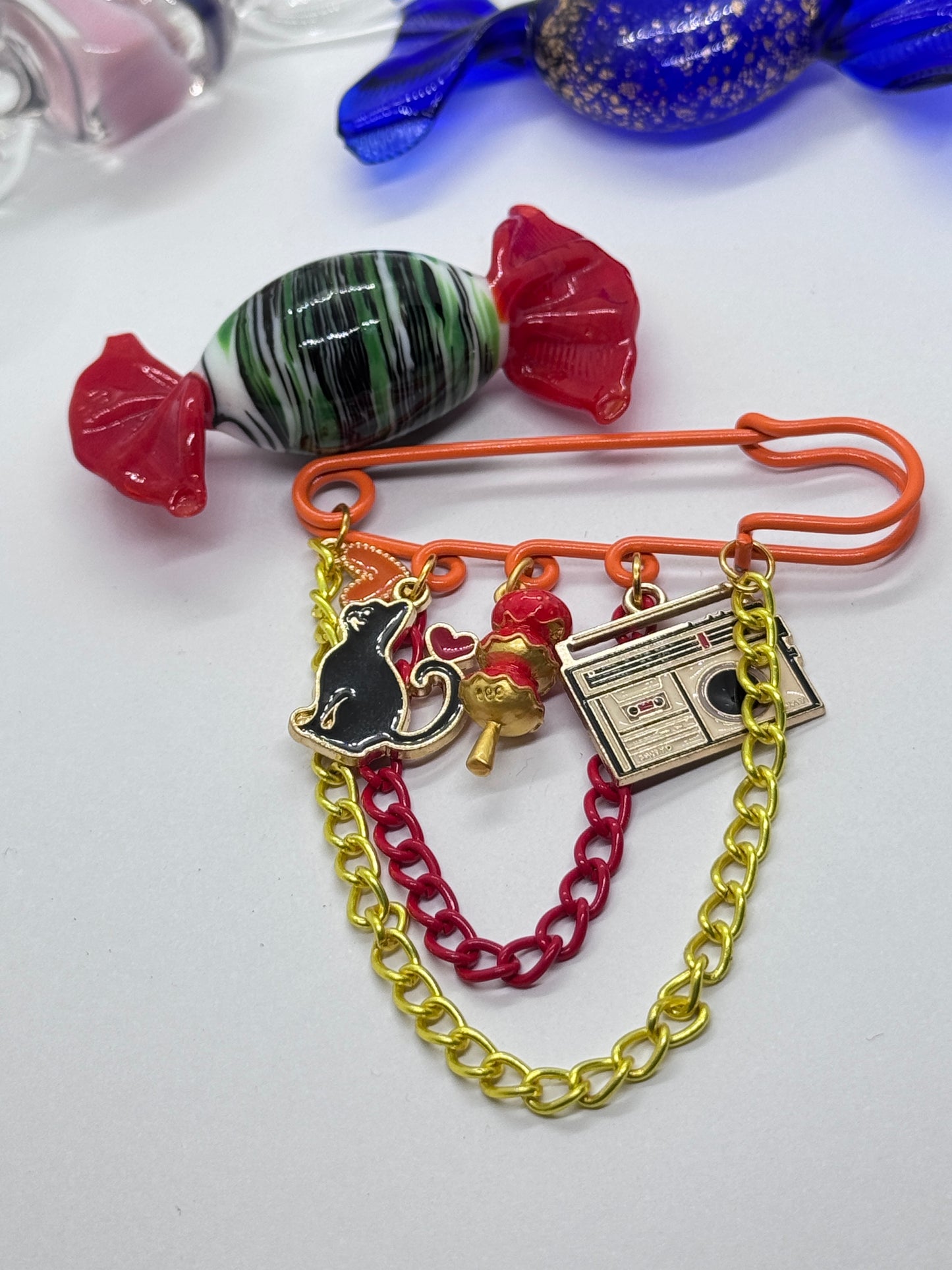 Prende tu estilo con los nuevos Prendedores Kal