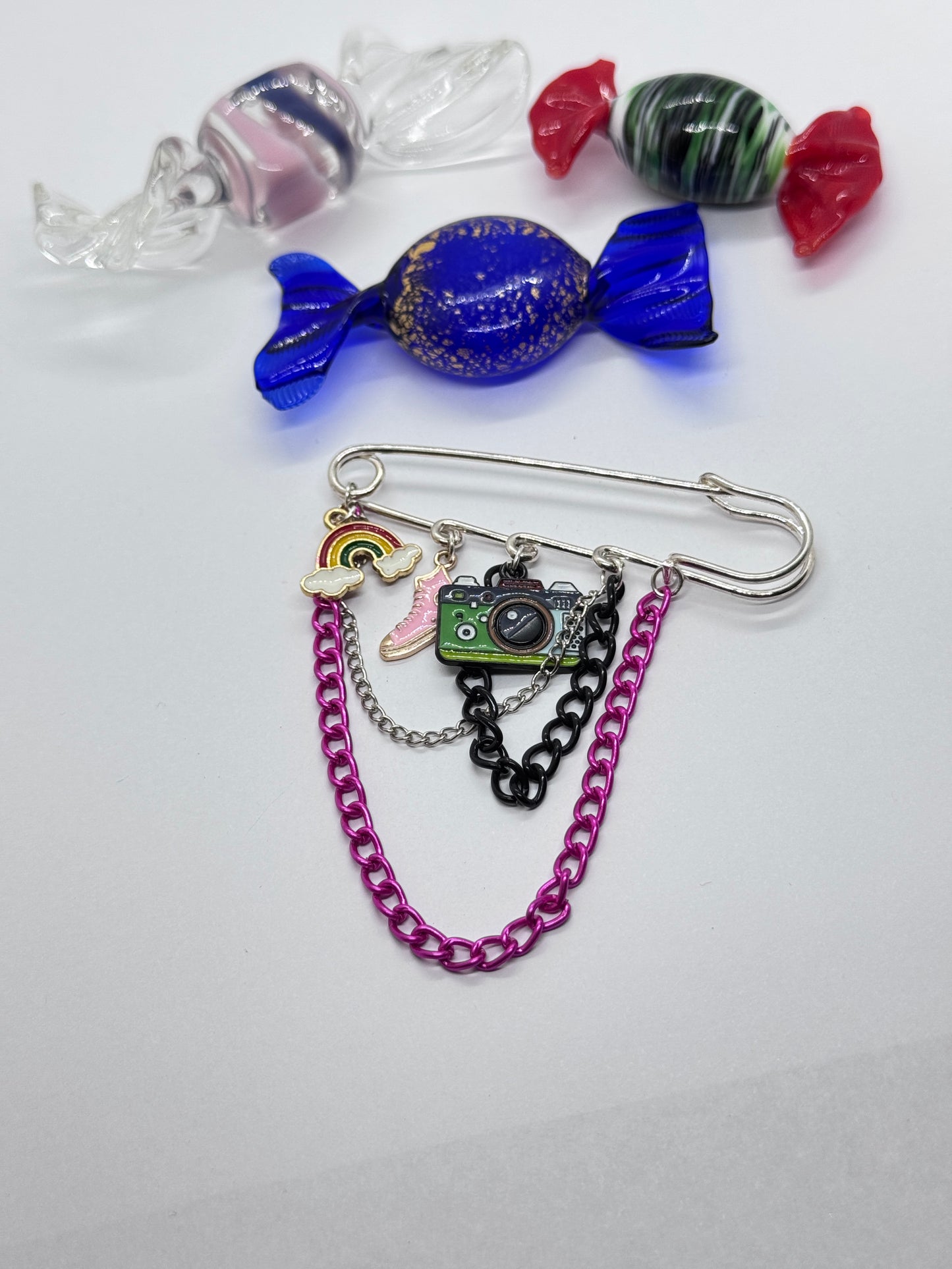 Prende tu estilo con los nuevos Prendedores Kal